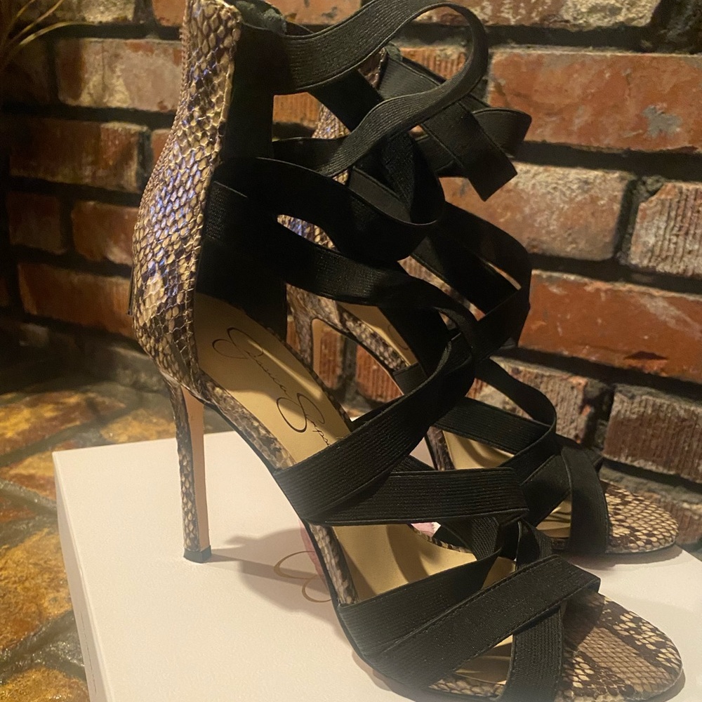 Jessica Simpson Black Elastic Gore snakeskin print size 8.5.